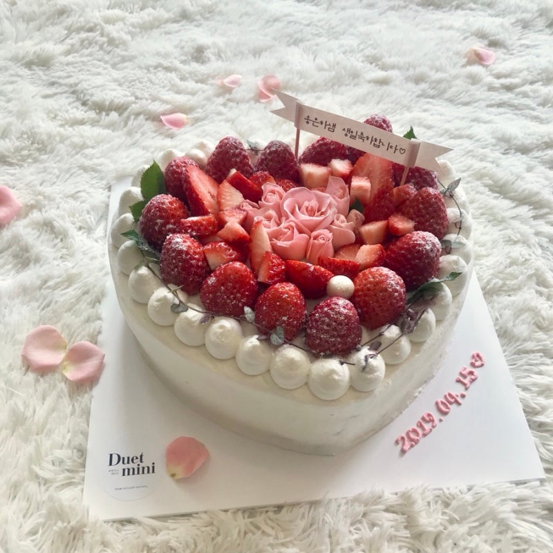 생화와 과일이 듬뿍 올라간 하트생일케이크💓
